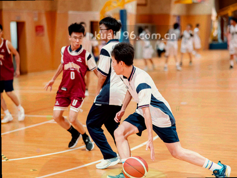 球场上的动态线条勾勒，传达比赛速度